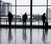 남아프리카 일대 '오미크론' 확산세 우려에 국제선 기다리는 승객들