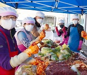 칠곡 호국마을 주민, 천안함 희생 장철희 일병 모친에 김장 120포기 전달