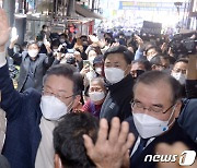 "이낙연도 힘 보태야"..이재명, 영광 방문에 구름인파 환호