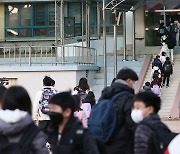 전면 등교 하자마자 초·중·고 집단감염.. 백신 공백에 학부모·교사 '뒤숭숭'