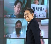 익살스런 표정의 이재명