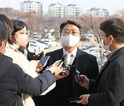 공수처 "허위라면 법원이 발부했겠나".. 계속되는 '허위 영장' 공방