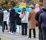 방역당국 "60대 이상 고령층과 18세 이하 코로나19 확진자 급증"