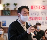 與 "윤석열 '무능·준비 부족' 선대위 난항..본인이 화 자처"