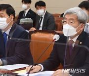 국회 정무위 질의에 답하는 구윤철 국무조정실장