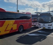 전세버스로 혼잡한 제주국제공항