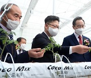 '스마트팜 시설 살펴보는 송하진 전북도지사와 김현수 장관'