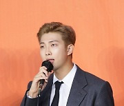 질문에 답하는 BTS RM