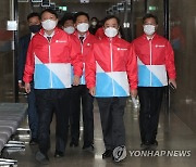 중앙선대위 회의 참석하는 윤석열 후보와 김병준 상임선거대책위원장