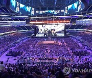 BTS 콘서트 둘째날, 보랏빛 물결 가득한 소파이 스타디움