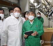 방사선 관리구역 시험시설 둘러보는 윤석열