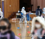 코로나 확산세에 학교방역 고삐..학부모들 접종확대 우려도