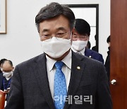 [포토]'원내대책회의 참석하는 윤호중'