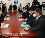 [포토]예산협의, '마주 앉은 홍남기-윤호중'