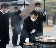 '국립서울현충원 찾은 손학규'