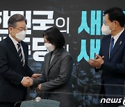 악수하는 이재명 후보와 조동연 위원장