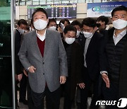 청주공항 둘러보는 윤석열 후보