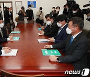 '예산협의 테이블'에 마주 앉은 홍남기·윤호중