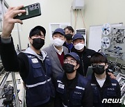 클레버 직원들과 '셀카' 찍는 윤석열 후보