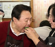 [뉴스1 PICK] 윤석열, 청주 서문시장 상인들과 '삼겹살 파티'