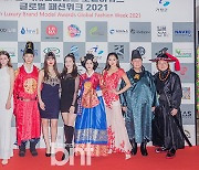[bnt포토] '세종대왕 행차 패션쇼' 마치고 글로벌 모델들과 기념촬영하는 정구영-전지영