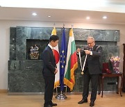 Bulgaria honors ex-Korean ambassador