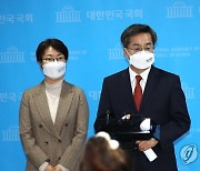 '권력구조 대개혁' 공약 발표 마치고 질문에 답하는 김동연