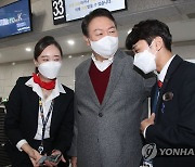 청주공항 직원들과 인사 나누는 윤석열