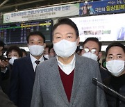 청주공항 내부 시설 둘러보는 윤석열