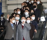 '중부권 관문' 청주공항 찾은 윤석열