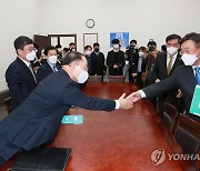 악수하는 홍남기 경제부총리와 윤호중 원내대표