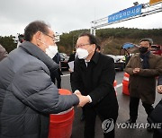 마을주민과 인사하는 김부겸 국무총리