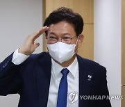 국방정책위-스마트강군위원회 참석하는 송영길 대표