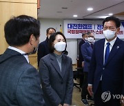 국방정책위-스마트강군위원회 참석하는 송영길과 조동연