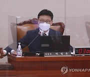 의사봉 두드리는 박광온 법사위원장