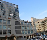 인사처 "경기 고시센터 인부 1명 확진..긴급 방역"
