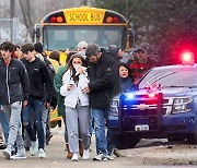 15살 미 고교생 학교서 총기 난사..3명 사망 · 8명 부상