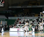 '서민수 결승 자유투' LG, DB 꺾고 시즌 첫 연승