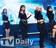 [TD포토] 에버글로우 '파워 넘치는 무대'