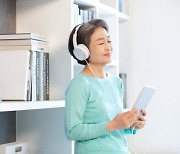 치매 환자, 좋아하는 음악 들으면 치료에 도움 (연구)