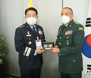 콜롬비아 합동군사령관에 기념품 전달하는 박인호 총장
