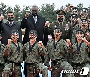 한미 국방장관 '태권도 공연 장병들과 파이팅!'