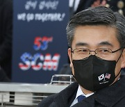 '한·미 한미안보협의회 세리머니' 바라보는 서욱 장관