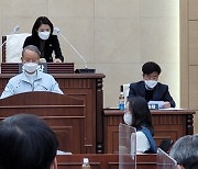 윤차원 계룡시의원,  예산안 심의과정 관련 계룡시 - 시의회 의장  '날선 비판'
