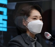 조동연 페북에 사퇴 암시 "죄 없는 가족 그만 힘들게"