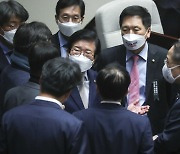 정회 뒤 논의하는 박병석 의장-여야 원내대표단-홍남기 부총리