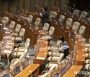 2022년 예산안 처리 앞두고 정회된 본회의장 정리하는 국회 직원들