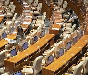 2022년 예산안 처리 앞두고 정회된 본회의장 정리하는 국회 직원들