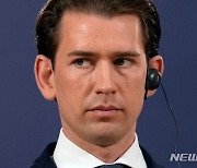 부패 혐의 '세계 최연소' 오스트리아 前총리, 정계 은퇴