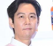 이정재 AAA 패뷸러스 상 수상 "'오징어 게임' 배우 스태프와 영광 나누고파"